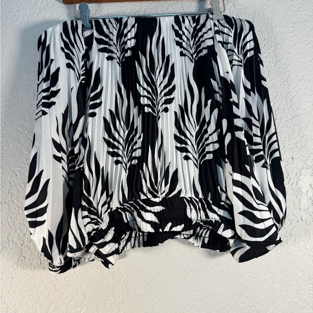 NWT WHBM Blackand White Leaf Print Off The Shoulder Flared Sleeve Blouse XXS